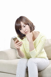 パソコンを前かがみな姿勢を長く続けている大変なことに パソコンに限らずスマホを操作している時も前かがみな姿勢になってませんか パソコンを前かがみ 姿勢になってませんか ４０代女性に急増の原因とは